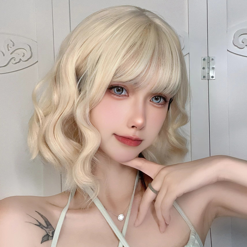 Koreai stílusú rövid göndör paróka, légies frufruval, hőálló szintetikus hajból, modell A-016, teljes fejfedés cosplayhoz