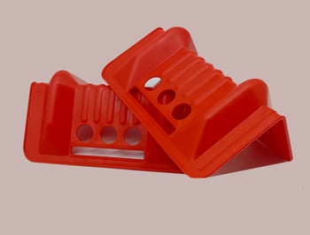 Műanyag sarkvédő, L-alakú párnázó, háromlyukas szíjfeszítő, Weicheng / vchains