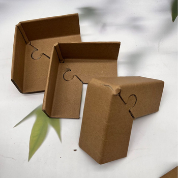 Papirni zaštitnik kutova s bravom; materijali: kraft papir i vlaknasti papir iz cijevi; način spajanja: ljepilo kraft papira i vlaknaste cijevi; otisak logotipa: Da; Brand: Emily