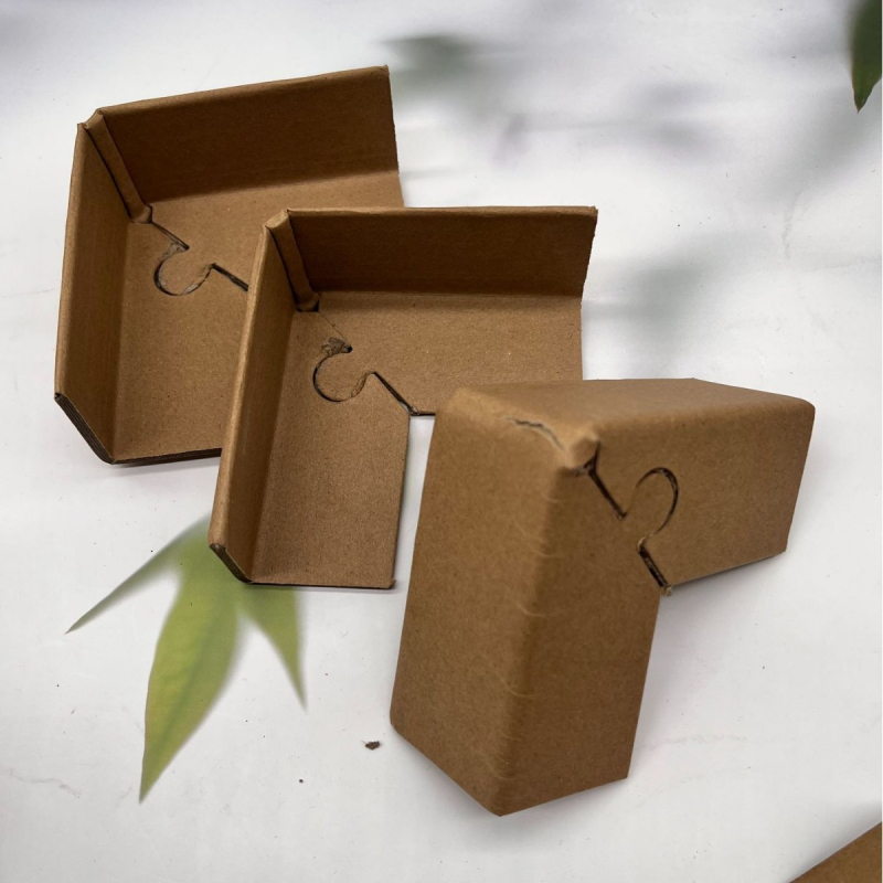 Papirni zaštitnik kutova s bravom; materijali: kraft papir i vlaknasti papir iz cijevi; način spajanja: ljepilo kraft papira i vlaknaste cijevi; otisak logotipa: Da; Brand: Emily