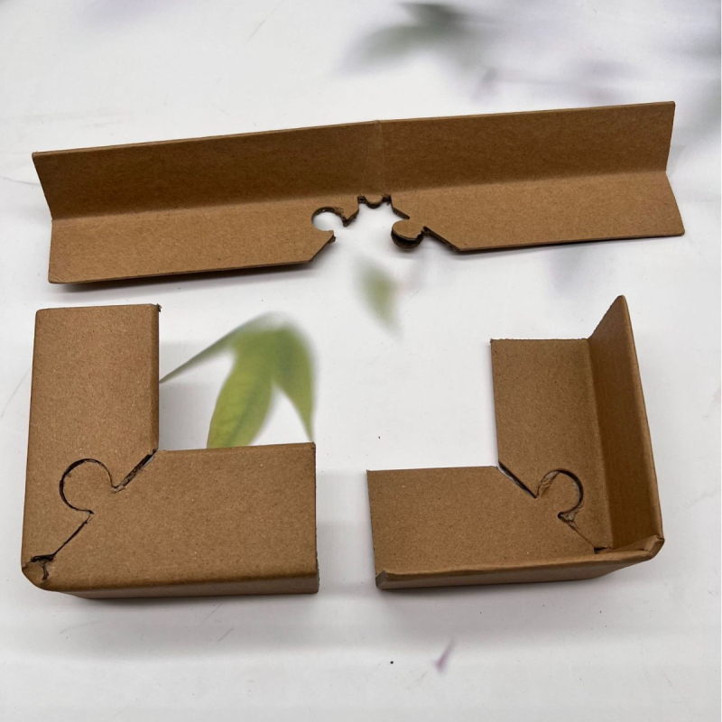 Papirni zaštitnik kutova s bravom; materijali: kraft papir i vlaknasti papir iz cijevi; način spajanja: ljepilo kraft papira i vlaknaste cijevi; otisak logotipa: Da; Brand: Emily