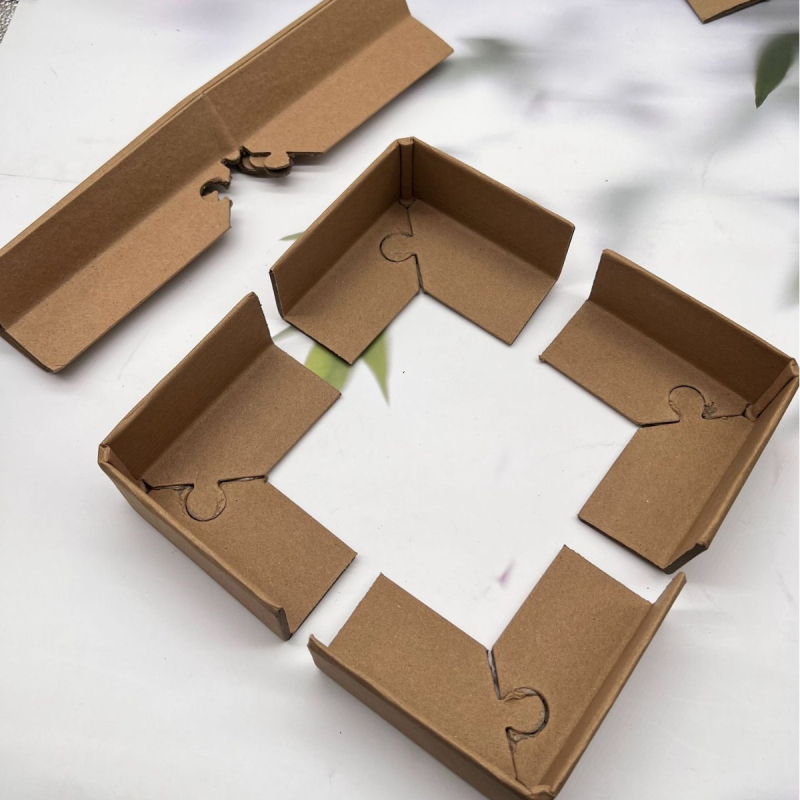 Papirni zaštitnik kutova s bravom; materijali: kraft papir i vlaknasti papir iz cijevi; način spajanja: ljepilo kraft papira i vlaknaste cijevi; otisak logotipa: Da; Brand: Emily