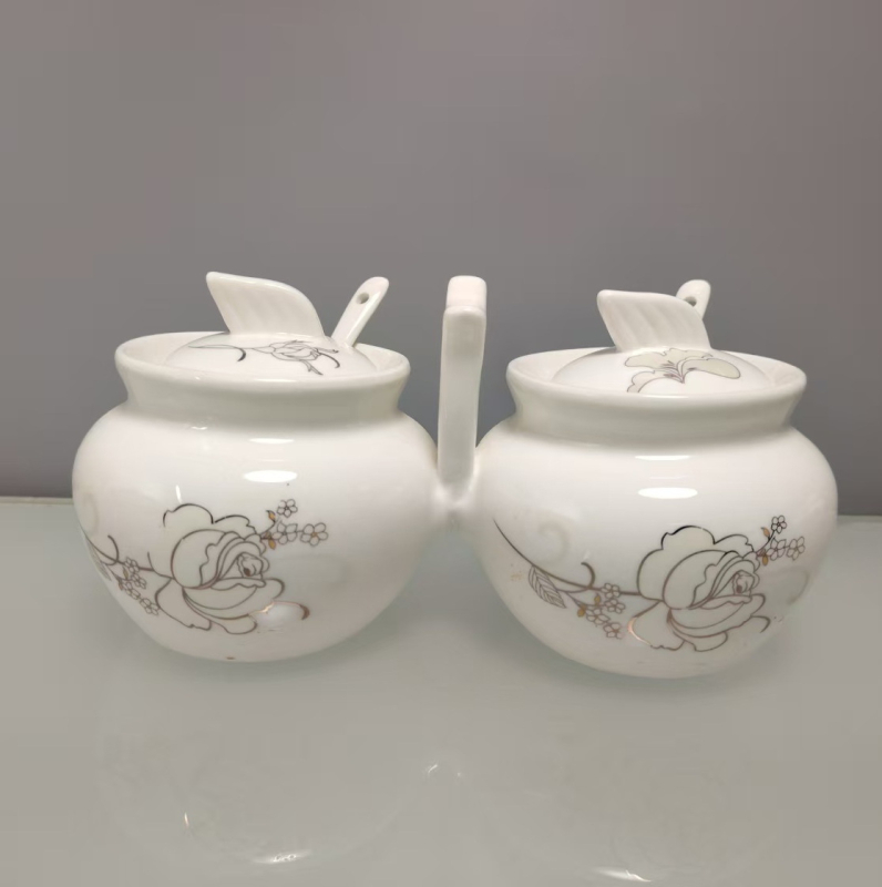Porcelanski spremnik za začine s dvije glave i poklopcem — vintage keramički dizajn za tekuće začine