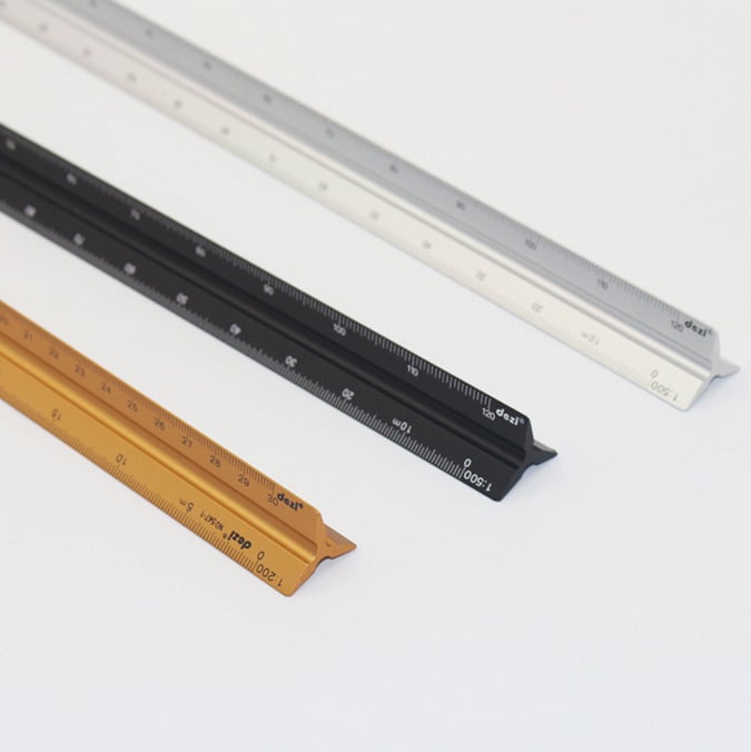 Trojkutno metalno ravnalo – brend German capital, trokutasti brid, metal