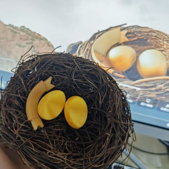 Кристален модел-орнамент Delta Action – златно гнездо на птица с яйце, пластмасов, печатна изработка, без персонализация, IP не е разрешено.