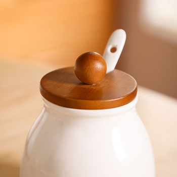 Kerámiából készült fűszerkészlet: sótartó, chili-üveg és edények szilárd fűszerekhez