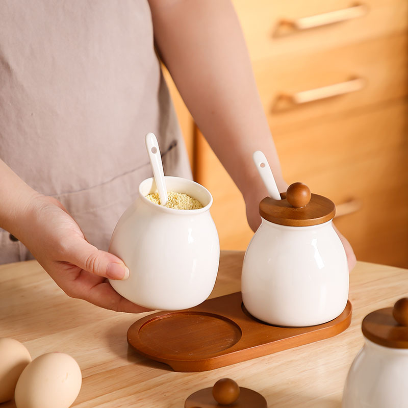 Kerámiából készült fűszerkészlet: sótartó, chili-üveg és edények szilárd fűszerekhez