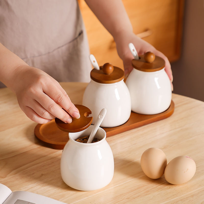 Kerámiából készült fűszerkészlet: sótartó, chili-üveg és edények szilárd fűszerekhez