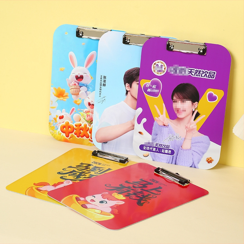 Clip PVC pentru meniul restaurantului cu suport de scriere — clemă puternică, reglabilă lățimea clemei și grosimea plăcii, imprimare logo disponibilă