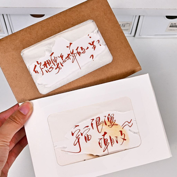 Felicitare din carton, realizată manual, stil simplu și modern, potrivită pentru nunți și zile de naștere.