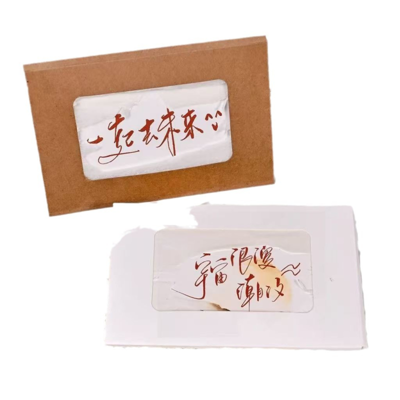 Felicitare din carton, realizată manual, stil simplu și modern, potrivită pentru nunți și zile de naștere.