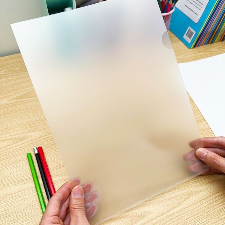 Dosar plastic în formă de L, cu buzunare de inserție, pentru o singură pagină