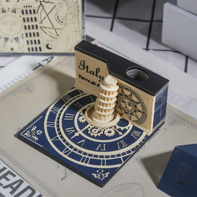 Calendar 3D din hârtie cu Turnul Pisa și blocnotes – piesă decorativă de birou; material: hârtie specială; tehnică: tăiere 3D din hârtie; ambalaj: cutie transparentă din acril
