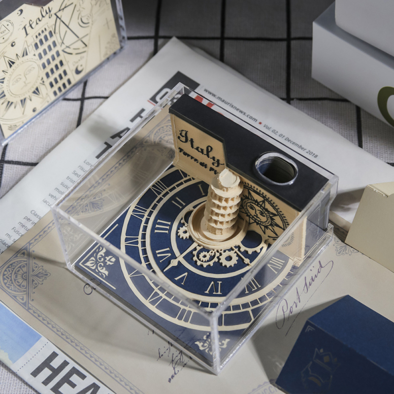 Calendar 3D din hârtie cu Turnul Pisa și blocnotes – piesă decorativă de birou; material: hârtie specială; tehnică: tăiere 3D din hârtie; ambalaj: cutie transparentă din acril