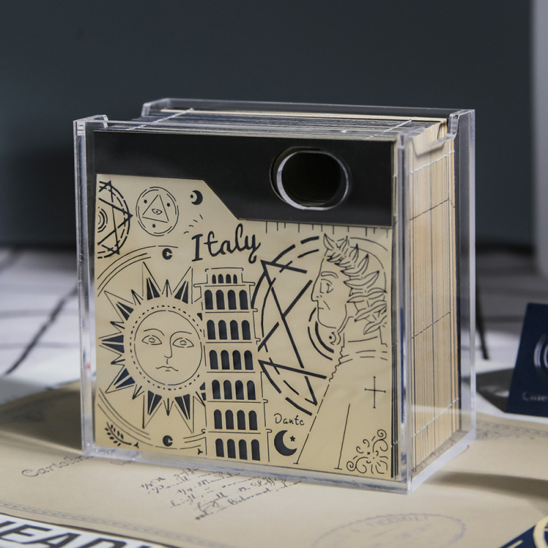 Calendar 3D din hârtie cu Turnul Pisa și blocnotes – piesă decorativă de birou; material: hârtie specială; tehnică: tăiere 3D din hârtie; ambalaj: cutie transparentă din acril