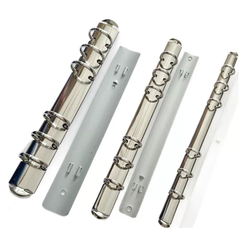 Portofel din fier cu finisaj nichelat; tip spate M5 binder; clips pentru placa de spate A6; clips pentru găuri A5