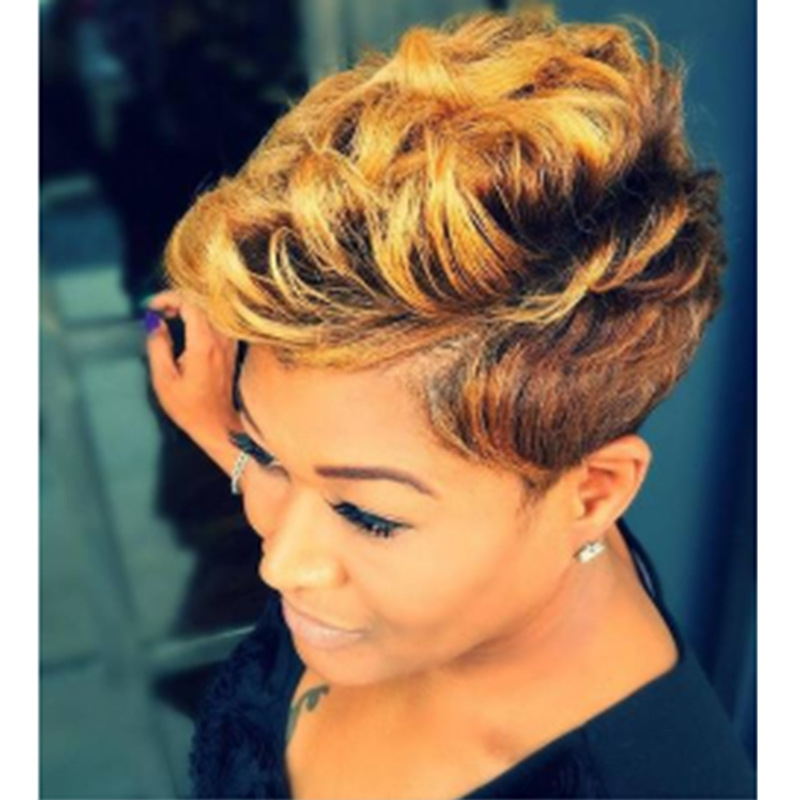 Perucă scurtă bucle, fibră sintetică rezistentă la căldură, Model 10037, poate fi vopsită, breton înclinat