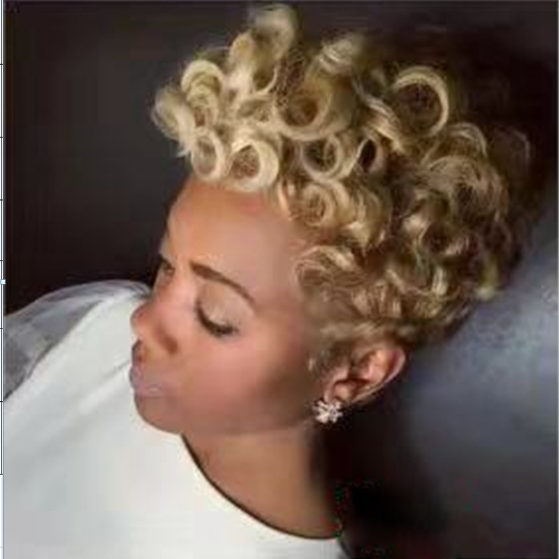 Perucă scurtă bucle, fibră sintetică rezistentă la căldură, Model 10037, poate fi vopsită, breton înclinat