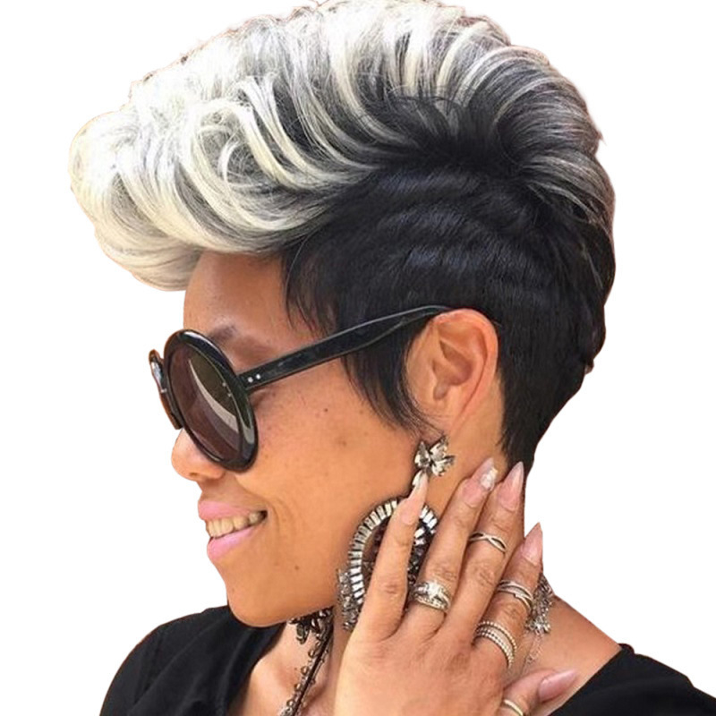 Perucă scurtă bucle, fibră sintetică rezistentă la căldură, Model 10037, poate fi vopsită, breton înclinat