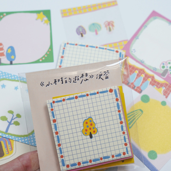 Note lipicioase desenate în stil cartoon, cu forme neregulate și personaje mici care țin obiecte, în formă de copac și pătrate pentru jurnal