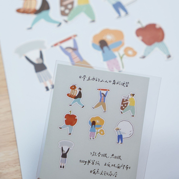 Note lipicioase desenate în stil cartoon, cu forme neregulate și personaje mici care țin obiecte, în formă de copac și pătrate pentru jurnal