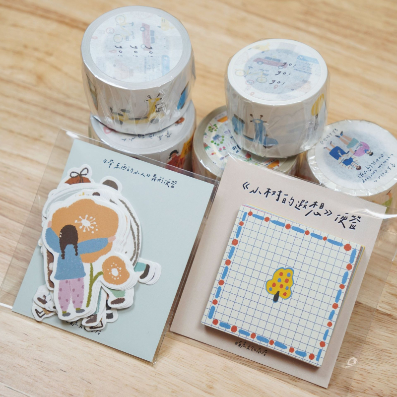 Note lipicioase desenate în stil cartoon, cu forme neregulate și personaje mici care țin obiecte, în formă de copac și pătrate pentru jurnal