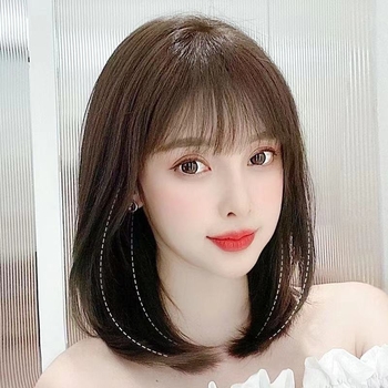 Perucă pentru femei – stil modern cu efect tineresc pentru față rotundă, până la umeri, păr drept scurt, breton aerian, textură în straturi, din fibră mată