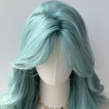 Perucă lungă, cu păr ondulat și breton cu despărțire la mijloc — fibre rezistente la temperatură; poate fi vopsită și permată; textură naturală, pufoasă.