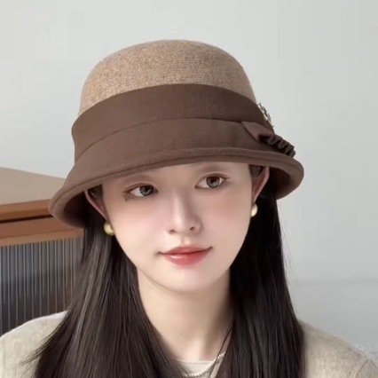 Pălărie-perucă într-o singură piesă, fedora din lână, păr drept până la umeri, sârmă rezistentă la temperatură, fără breton, look natural