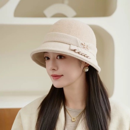 Pălărie-perucă într-o singură piesă, fedora din lână, păr drept până la umeri, sârmă rezistentă la temperatură, fără breton, look natural