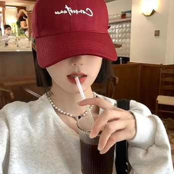 Șapcă cu perucă integrată: păr scurt drept; cozoroc; fibre rezistente la temperatură; mecanism de fabricație; nu poate fi vopsită sau periată