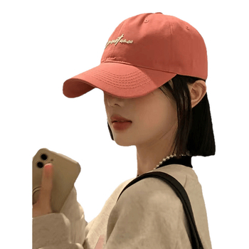 Șapcă cu perucă integrată: păr scurt drept; cozoroc; fibre rezistente la temperatură; mecanism de fabricație; nu poate fi vopsită sau periată