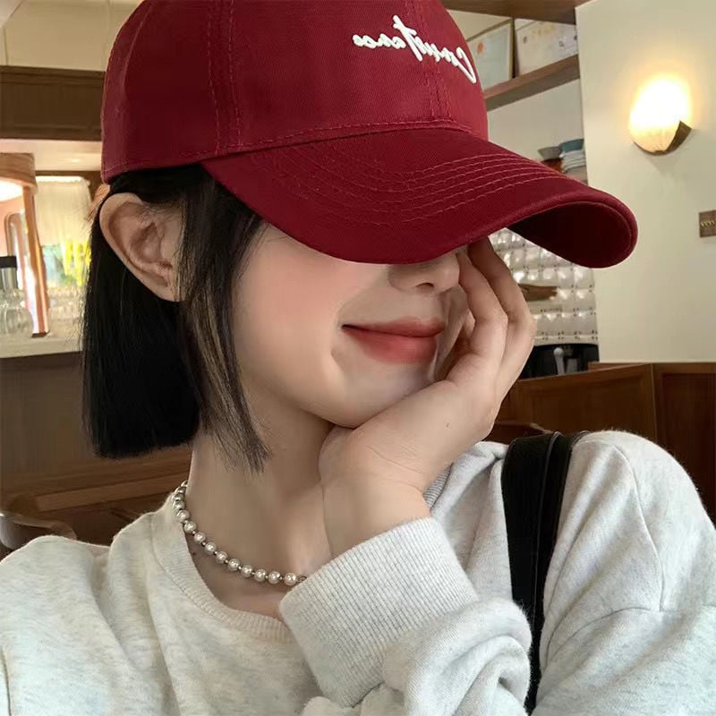 Șapcă cu perucă integrată: păr scurt drept; cozoroc; fibre rezistente la temperatură; mecanism de fabricație; nu poate fi vopsită sau periată