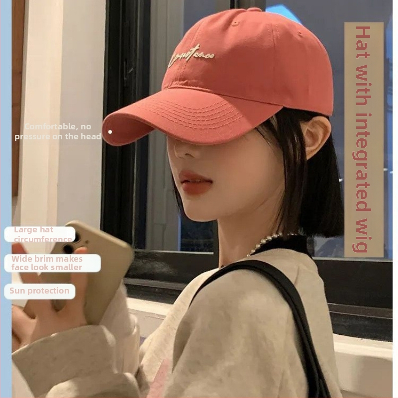 Șapcă cu perucă integrată: păr scurt drept; cozoroc; fibre rezistente la temperatură; mecanism de fabricație; nu poate fi vopsită sau periată