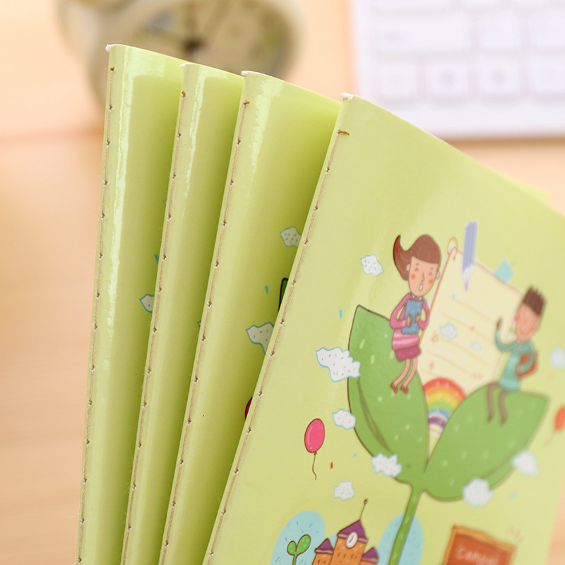 Jurnal pentru elevii din învățământul primar, copertă moale, legare prin cusături, 32 de pagini, hârtie interioară 80 g, material interior: hârtie dublu adezivă, stil creativ