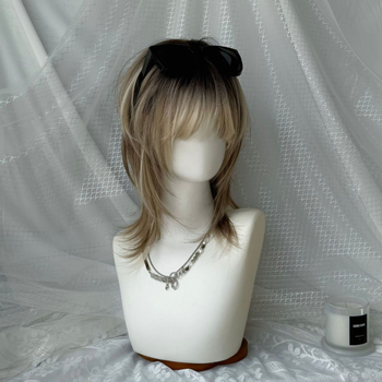Perucă pentru femei cu breton în straturi și textură de os de pește, păr scurt drept, fibre rezistente la căldură