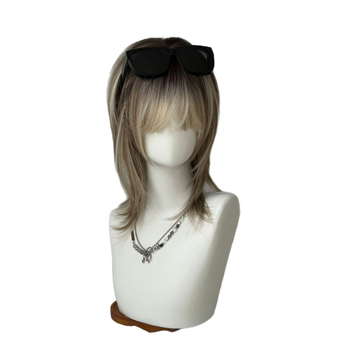 Perucă pentru femei cu breton în straturi și textură de os de pește, păr scurt drept, fibre rezistente la căldură