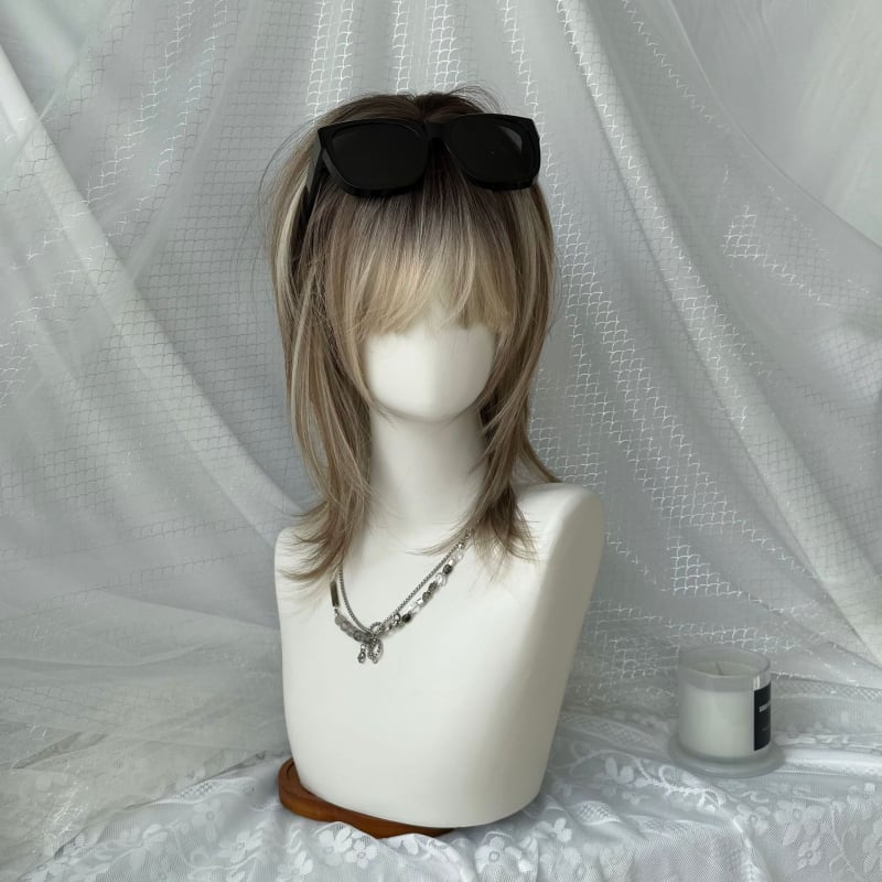 Perucă pentru femei cu breton în straturi și textură de os de pește, păr scurt drept, fibre rezistente la căldură