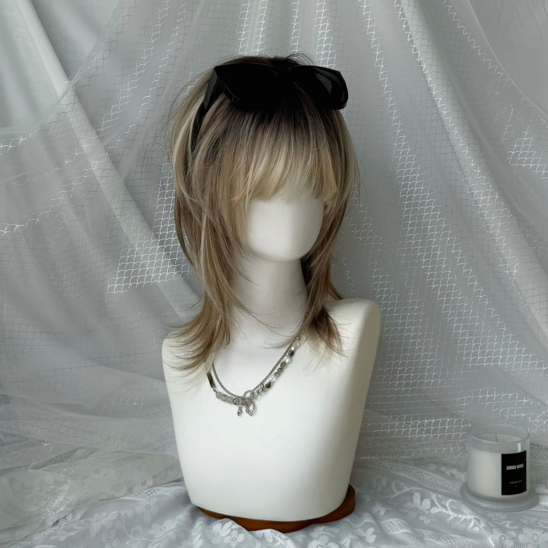Perucă pentru femei cu breton în straturi și textură de os de pește, păr scurt drept, fibre rezistente la căldură