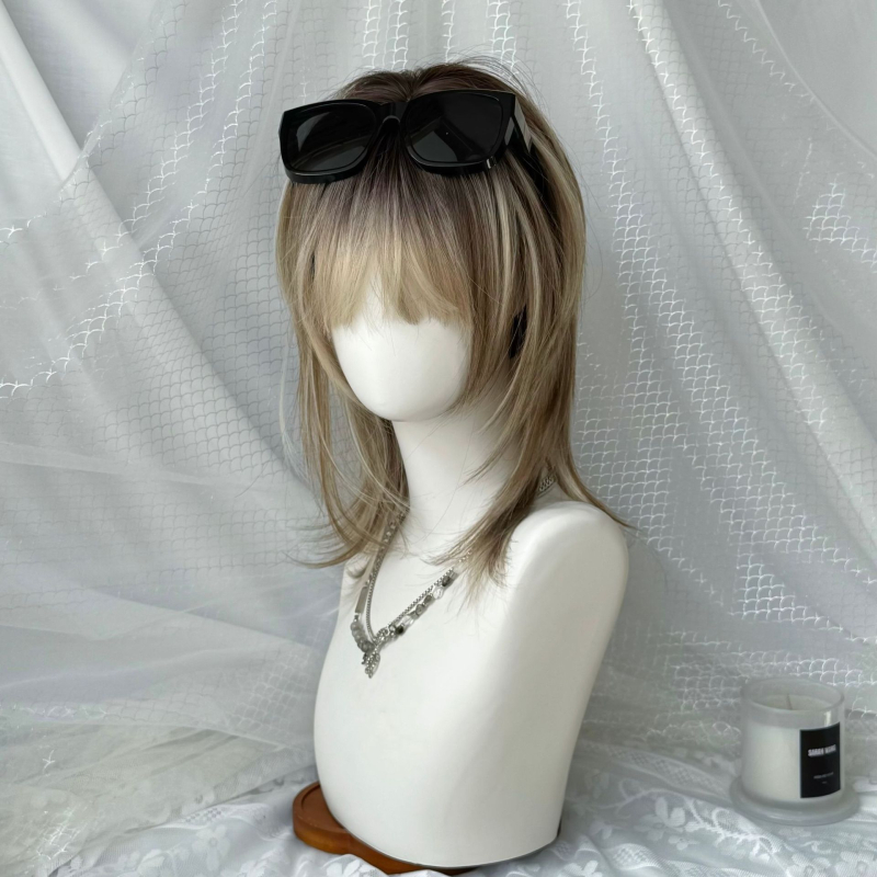 Perucă pentru femei cu breton în straturi și textură de os de pește, păr scurt drept, fibre rezistente la căldură