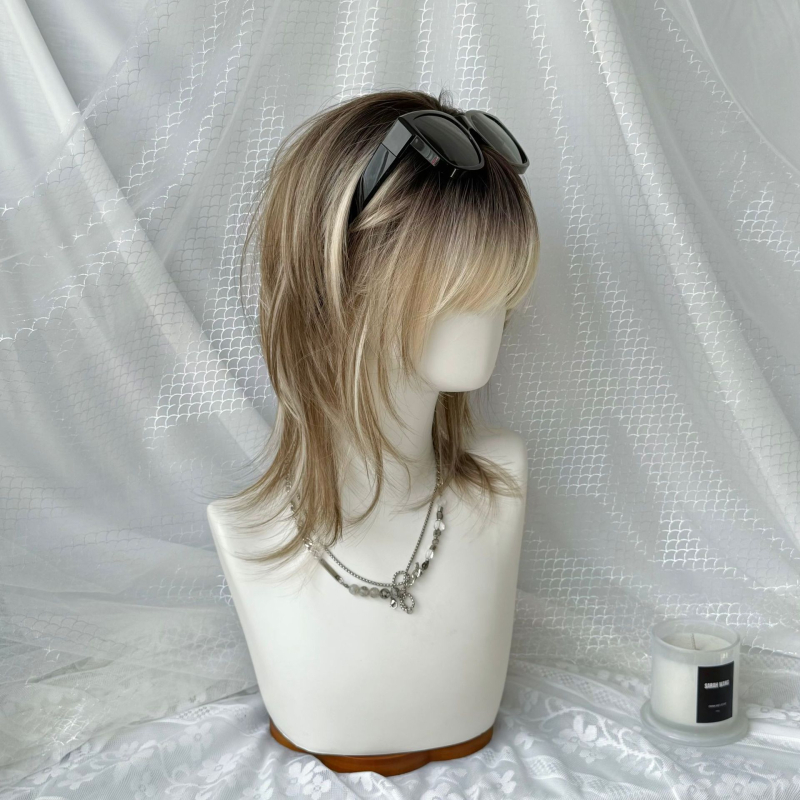 Perucă pentru femei cu breton în straturi și textură de os de pește, păr scurt drept, fibre rezistente la căldură