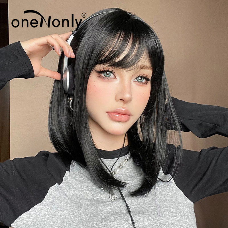 Perucă scurtă cu păr drept, breton diagonal, fibre rezistente la temperatură, acoperire completă a capului, nu poate fi vopsită