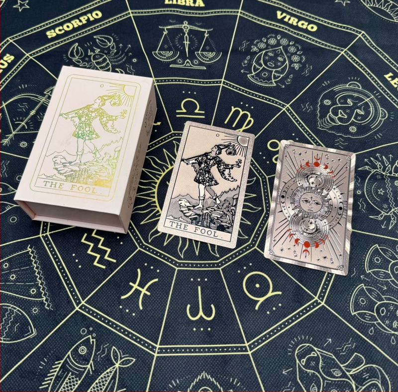 Carti de tarot – plastic; Brand: Gold foil tarot cards; carti de joc pentru jocuri de societate; ambalaj: cutie colorată
