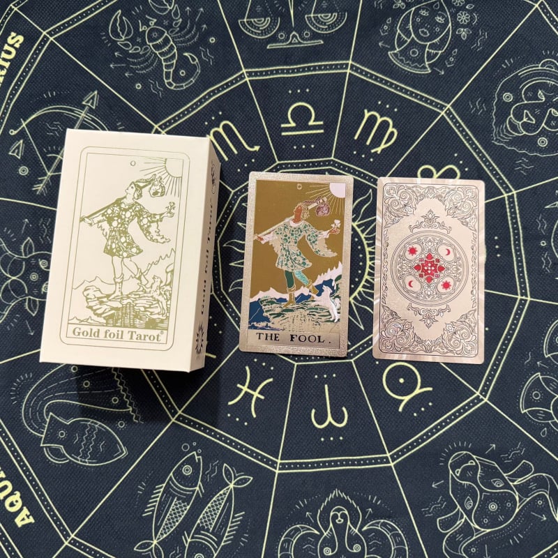 Carti de tarot – plastic; Brand: Gold foil tarot cards; carti de joc pentru jocuri de societate; ambalaj: cutie colorată