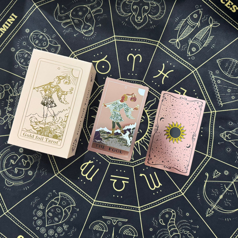 Carti de tarot – plastic; Brand: Gold foil tarot cards; carti de joc pentru jocuri de societate; ambalaj: cutie colorată