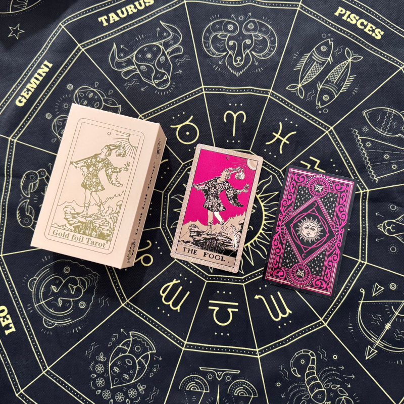 Carti de tarot – plastic; Brand: Gold foil tarot cards; carti de joc pentru jocuri de societate; ambalaj: cutie colorată