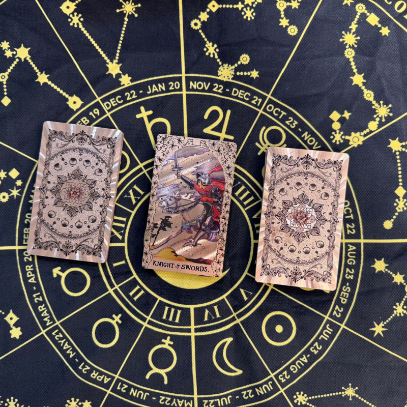 Carti de tarot – plastic; Brand: Gold foil tarot cards; carti de joc pentru jocuri de societate; ambalaj: cutie colorată