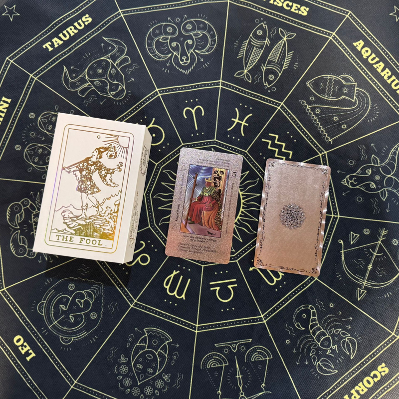 Carti de tarot – plastic; Brand: Gold foil tarot cards; carti de joc pentru jocuri de societate; ambalaj: cutie colorată