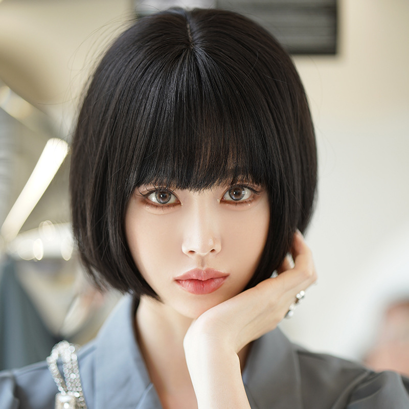 Perucă cu capac complet, bob scurt drept, fibre sintetice rezistente la temperatură, model D-135, Seven Street Queen