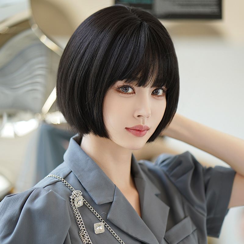 Perucă cu capac complet, bob scurt drept, fibre sintetice rezistente la temperatură, model D-135, Seven Street Queen